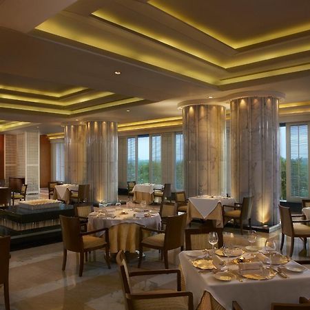 The Leela Ambience Gurugram Hotel & Residences - The Luxury Urban Sanctuary Gurgaon Interiør bilde The restaurant