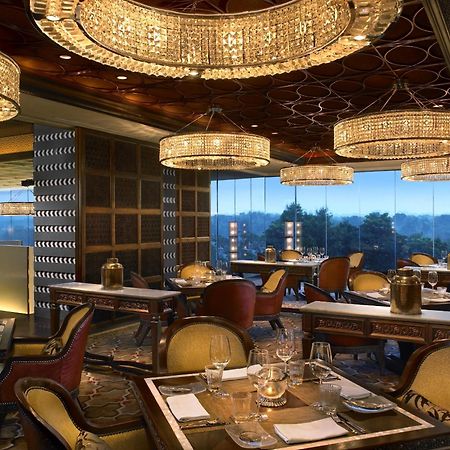 The Leela Ambience Gurugram Hotel & Residences - The Luxury Urban Sanctuary Gurgaon Restaurant bilde The interior of the restaurant