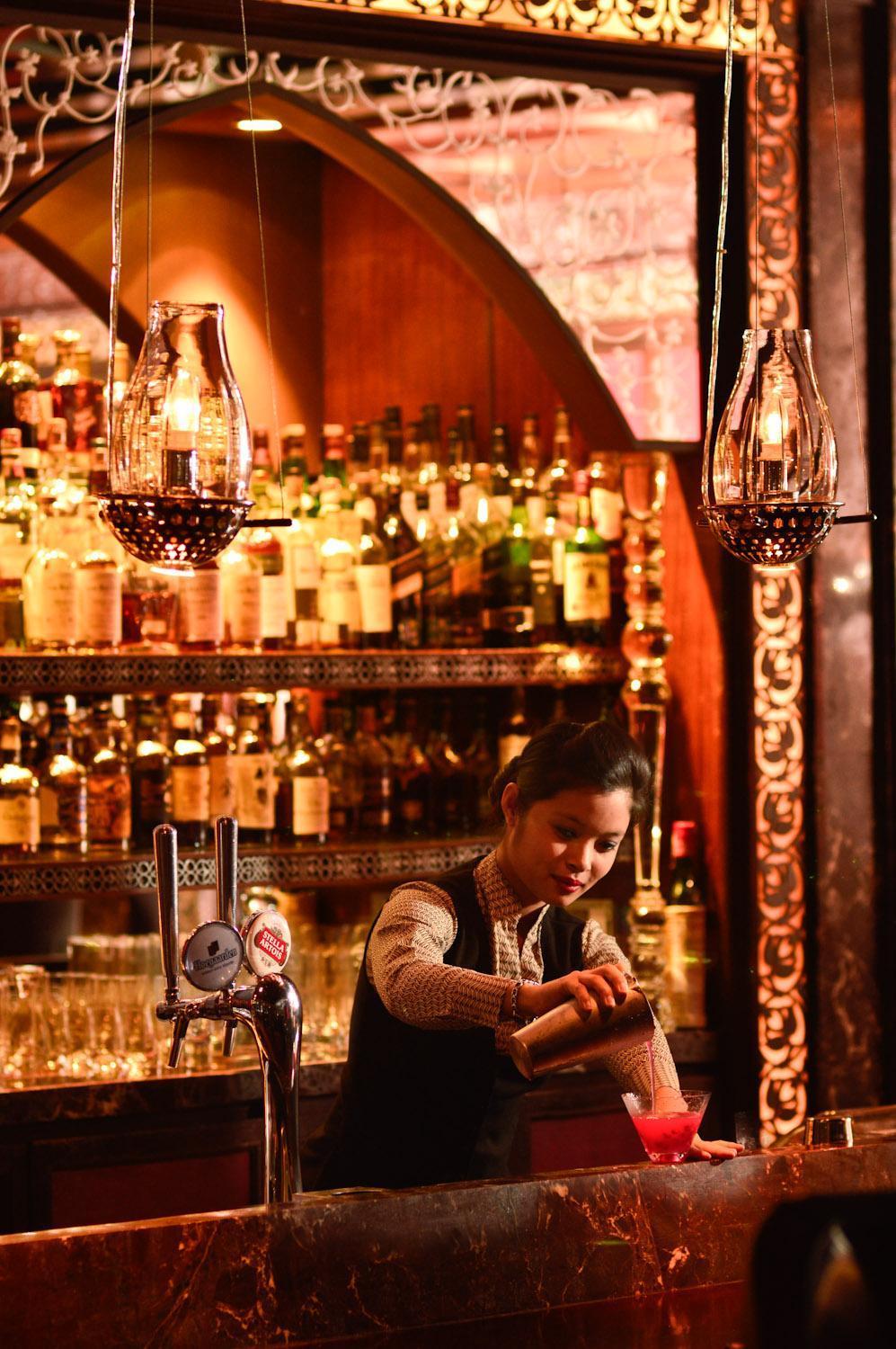 The Leela Ambience Gurugram Hotel & Residences - The Luxury Urban Sanctuary Gurgaon Eksteriør bilde The bar at the Monkey Bar