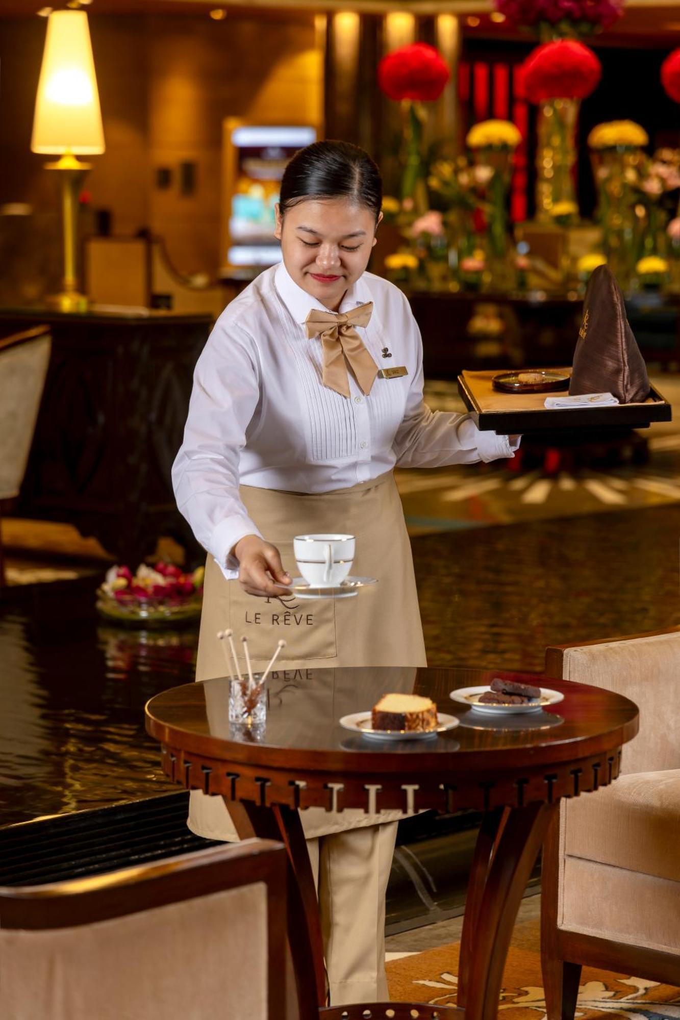 The Leela Ambience Gurugram Hotel & Residences - The Luxury Urban Sanctuary Gurgaon Eksteriør bilde A server at work