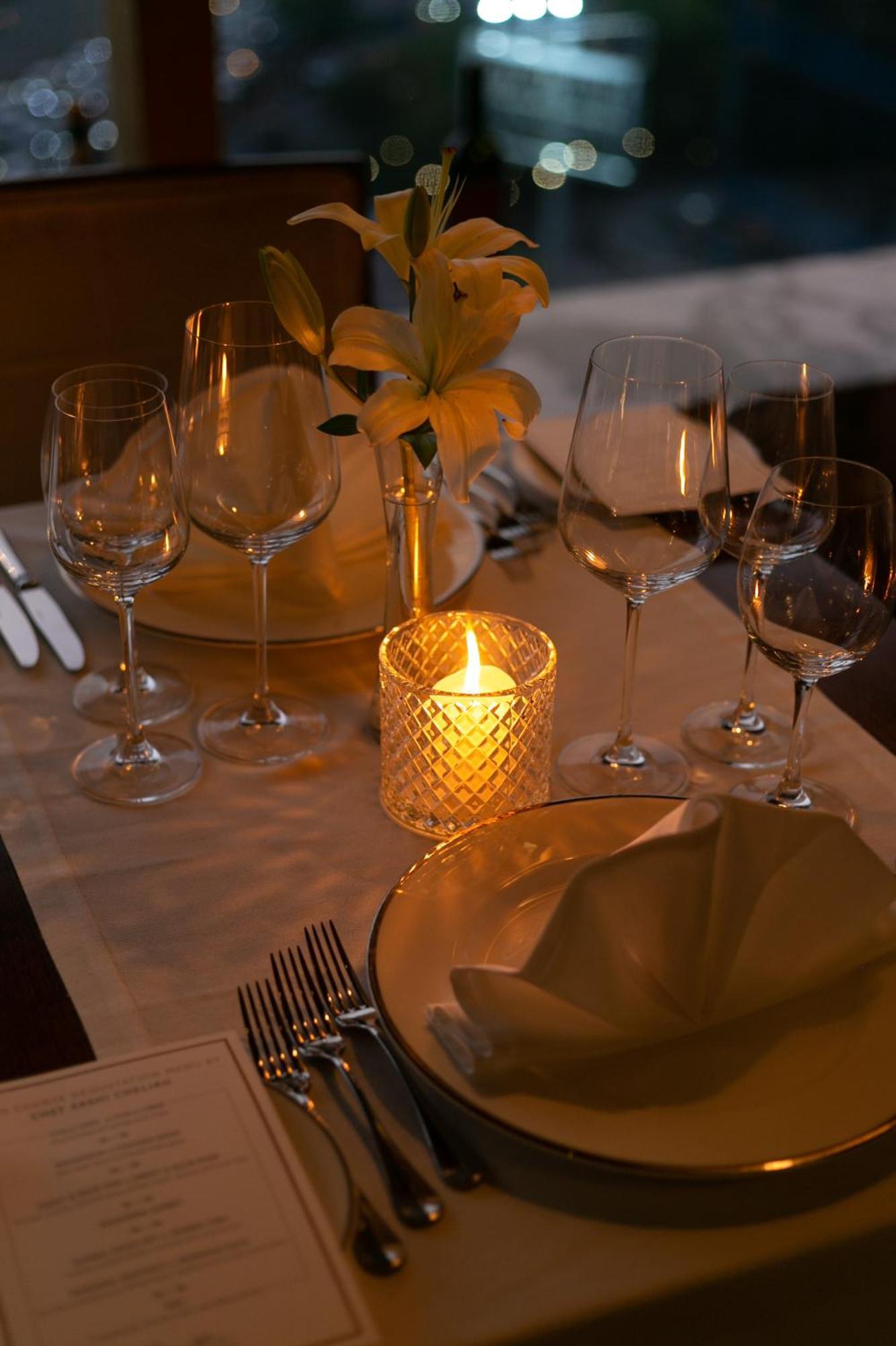 The Leela Ambience Gurugram Hotel & Residences - The Luxury Urban Sanctuary Gurgaon Eksteriør bilde A candle on a dinner table