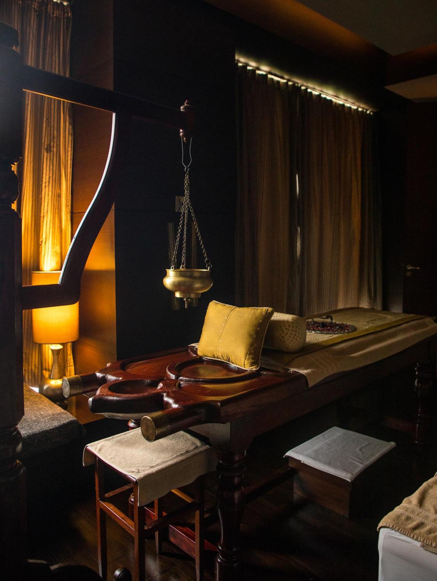 The Leela Ambience Gurugram Hotel & Residences - The Luxury Urban Sanctuary Gurgaon Eksteriør bilde Ayurvedic massage table