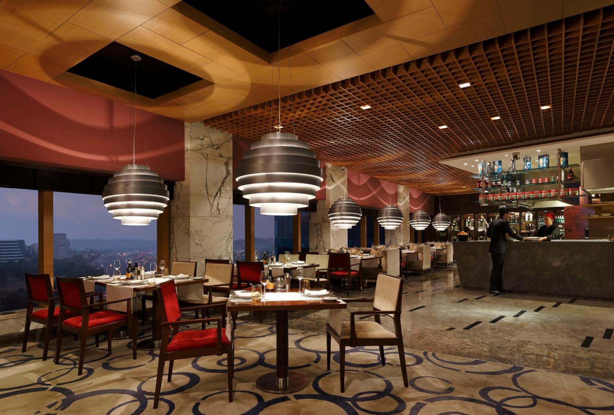 The Leela Ambience Gurugram Hotel & Residences - The Luxury Urban Sanctuary Gurgaon Eksteriør bilde The restaurant