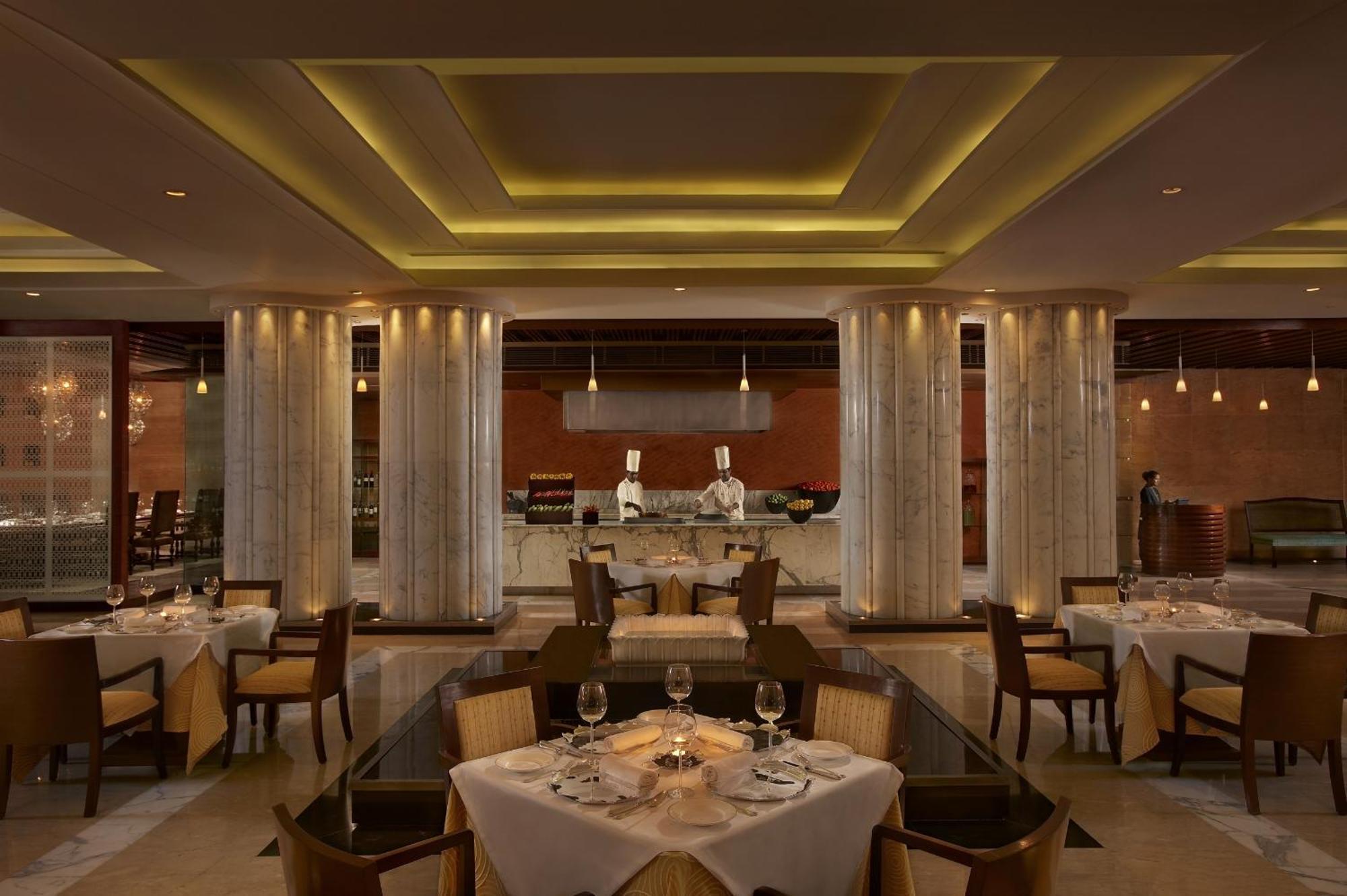 The Leela Ambience Gurugram Hotel & Residences - The Luxury Urban Sanctuary Gurgaon Restaurant bilde The restaurant