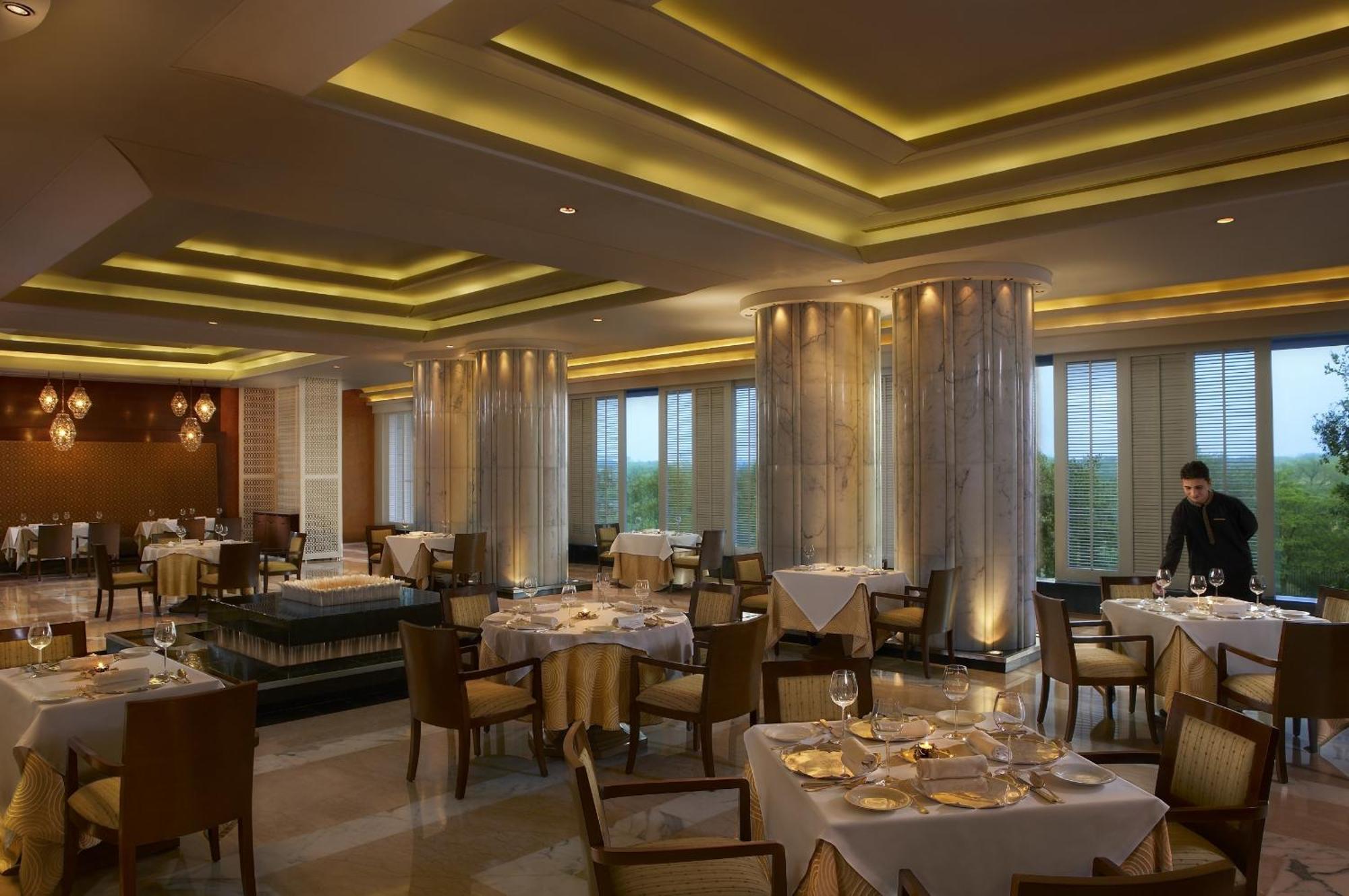 The Leela Ambience Gurugram Hotel & Residences - The Luxury Urban Sanctuary Gurgaon Interiør bilde The restaurant