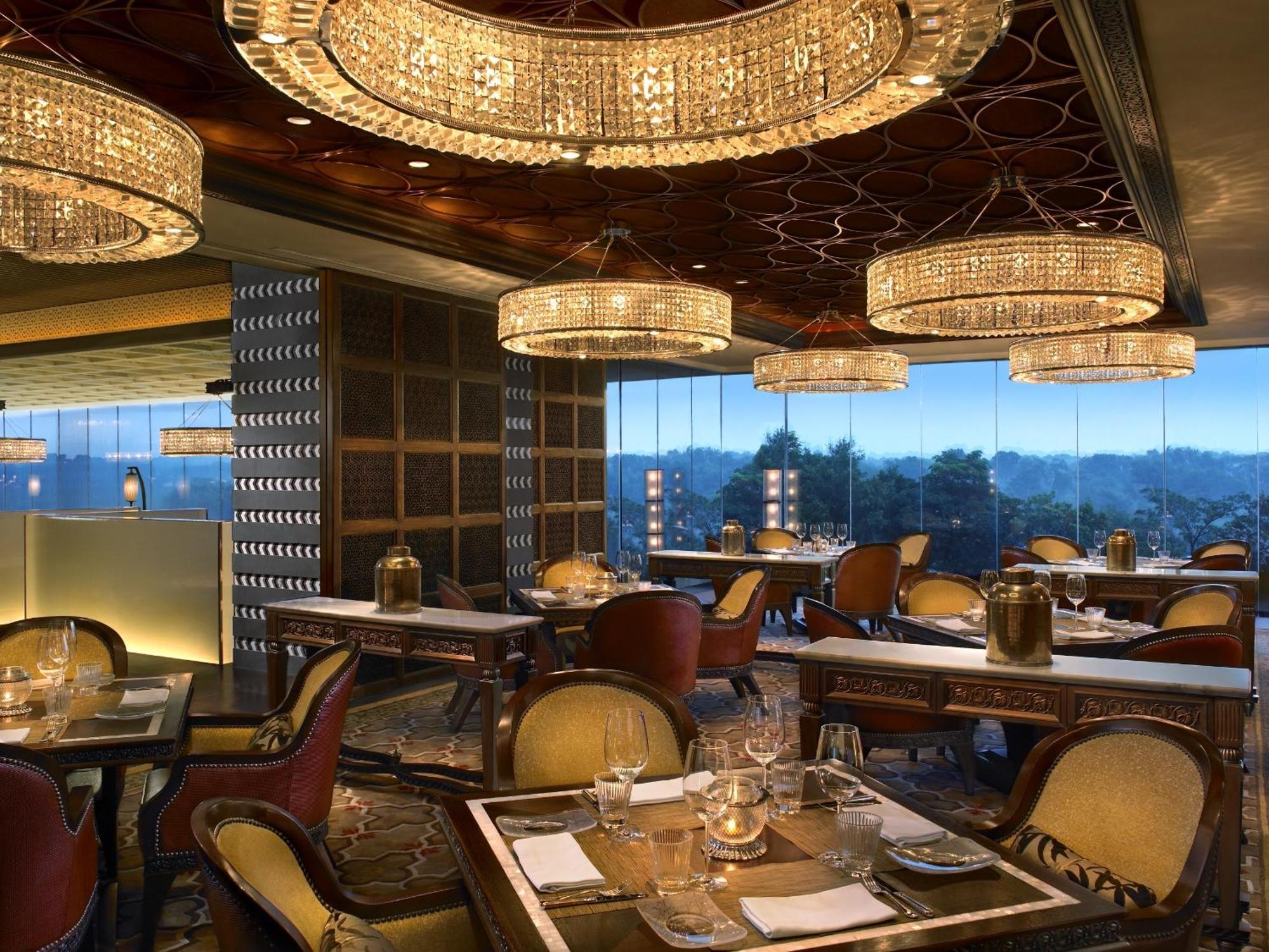 The Leela Ambience Gurugram Hotel & Residences - The Luxury Urban Sanctuary Gurgaon Restaurant bilde The interior of the restaurant