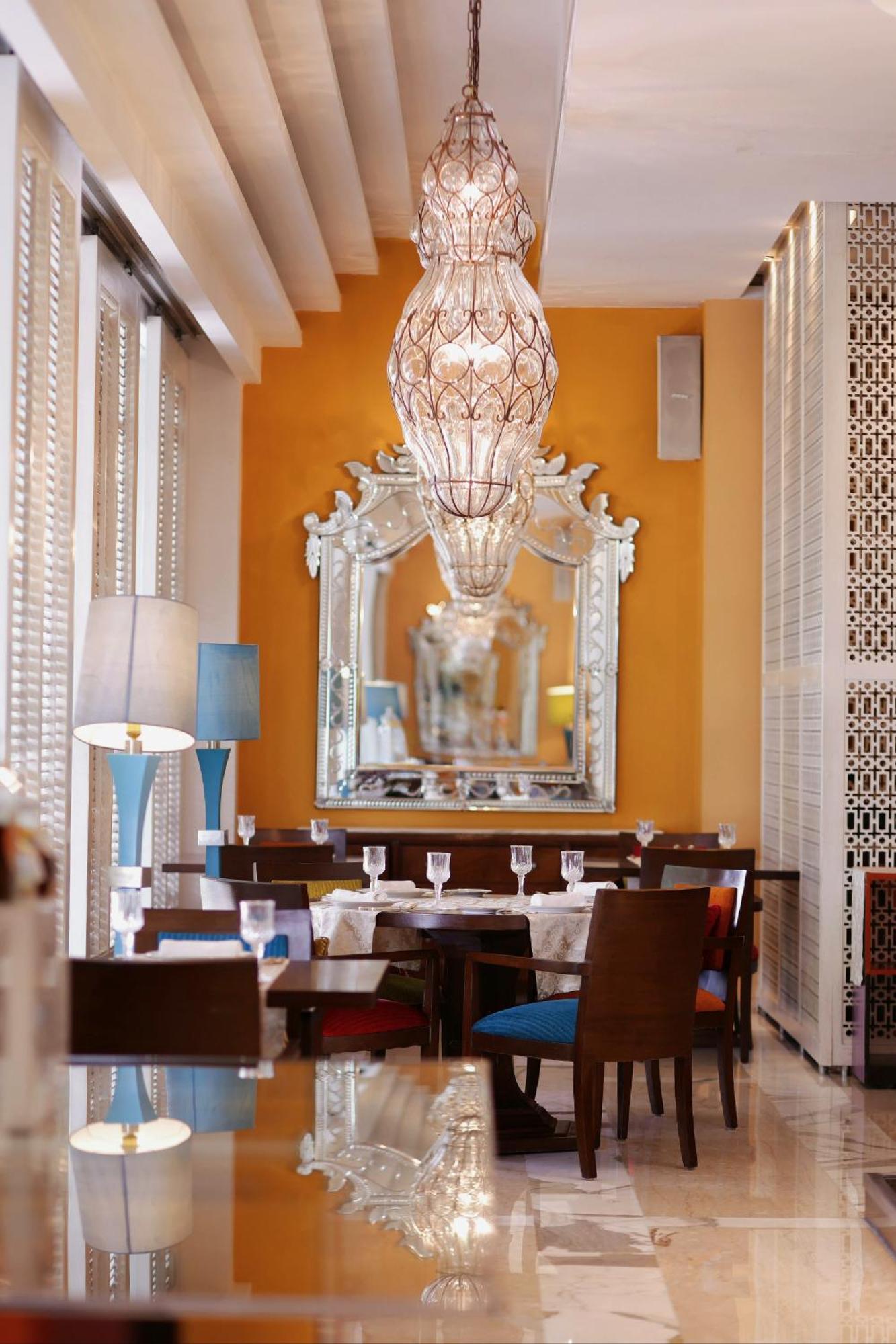The Leela Ambience Gurugram Hotel & Residences - The Luxury Urban Sanctuary Gurgaon Eksteriør bilde The restaurant