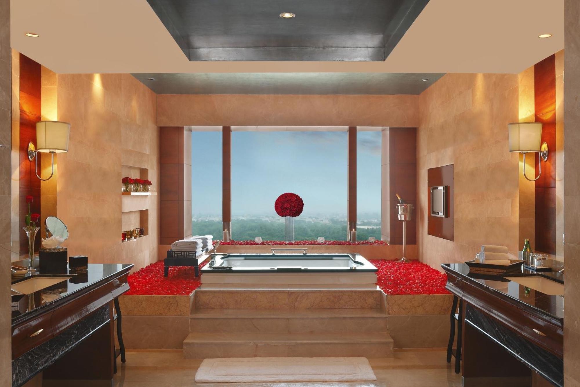 The Leela Ambience Gurugram Hotel & Residences - The Luxury Urban Sanctuary Gurgaon Eksteriør bilde Bathroom