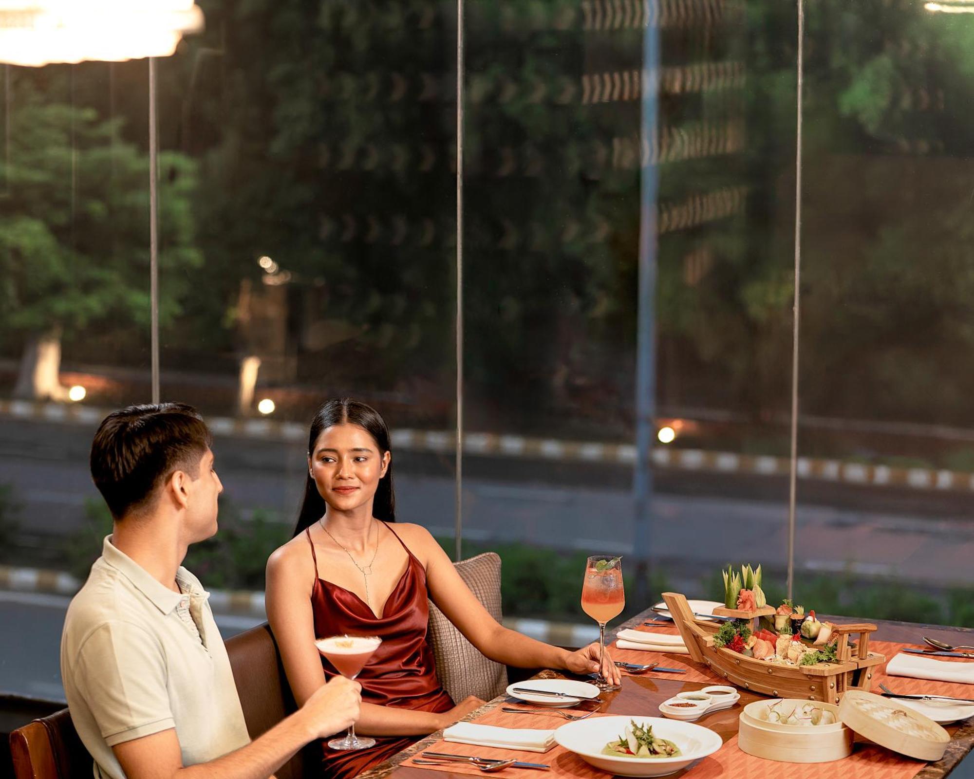 The Leela Ambience Gurugram Hotel & Residences - The Luxury Urban Sanctuary Gurgaon Eksteriør bilde A couple dining at the restaurant