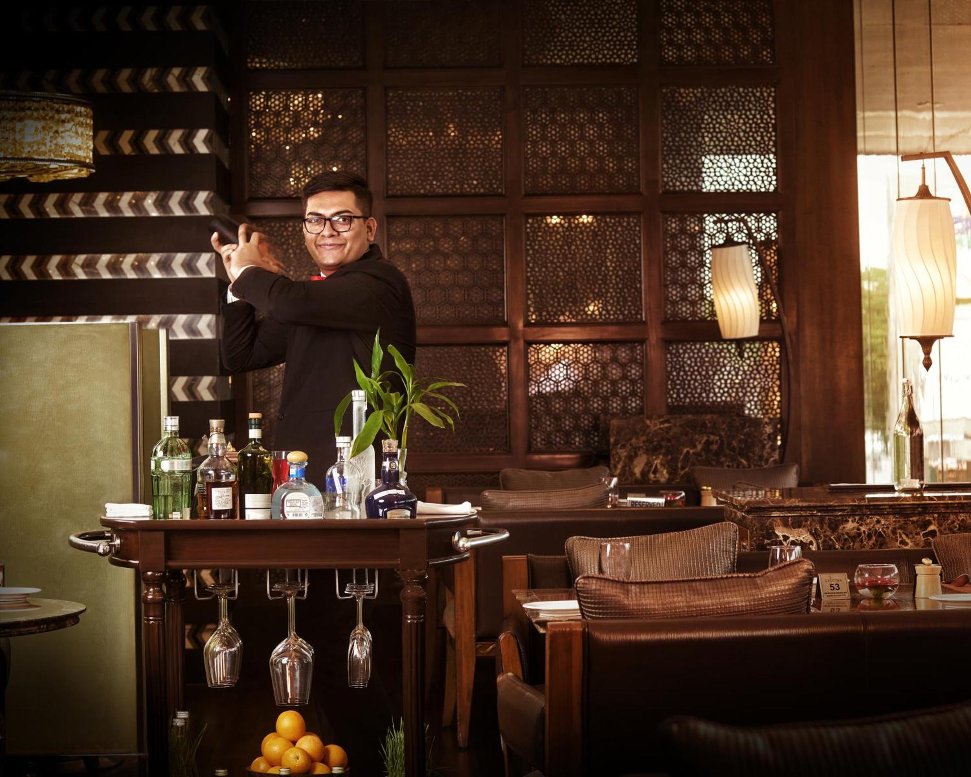 The Leela Ambience Gurugram Hotel & Residences - The Luxury Urban Sanctuary Gurgaon Eksteriør bilde A bartender at work