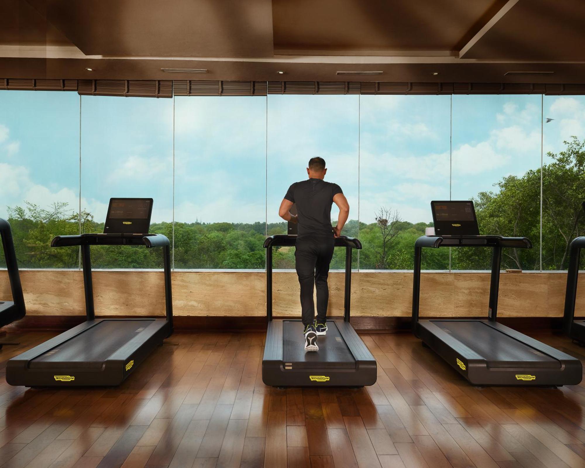 The Leela Ambience Gurugram Hotel & Residences - The Luxury Urban Sanctuary Gurgaon Eksteriør bilde A man on a treadmill
