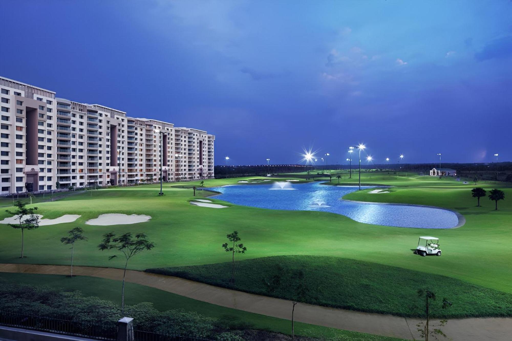 The Leela Ambience Gurugram Hotel & Residences - The Luxury Urban Sanctuary Gurgaon Eksteriør bilde Golf Course at the City of Dreams Manila