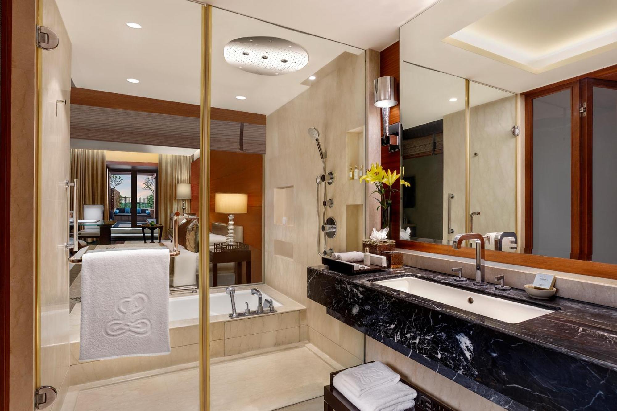 The Leela Ambience Gurugram Hotel & Residences - The Luxury Urban Sanctuary Gurgaon Eksteriør bilde Bathroom