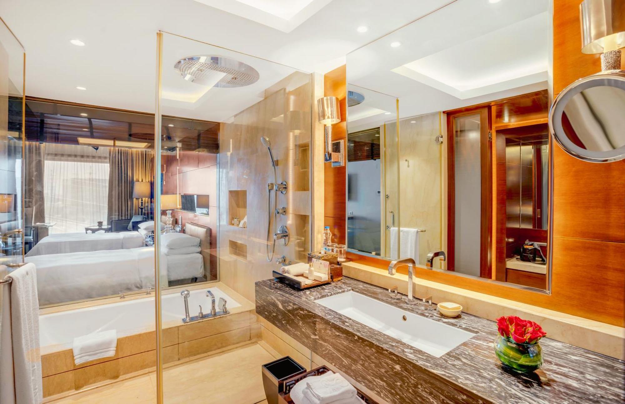 The Leela Ambience Gurugram Hotel & Residences - The Luxury Urban Sanctuary Gurgaon Eksteriør bilde Bathroom