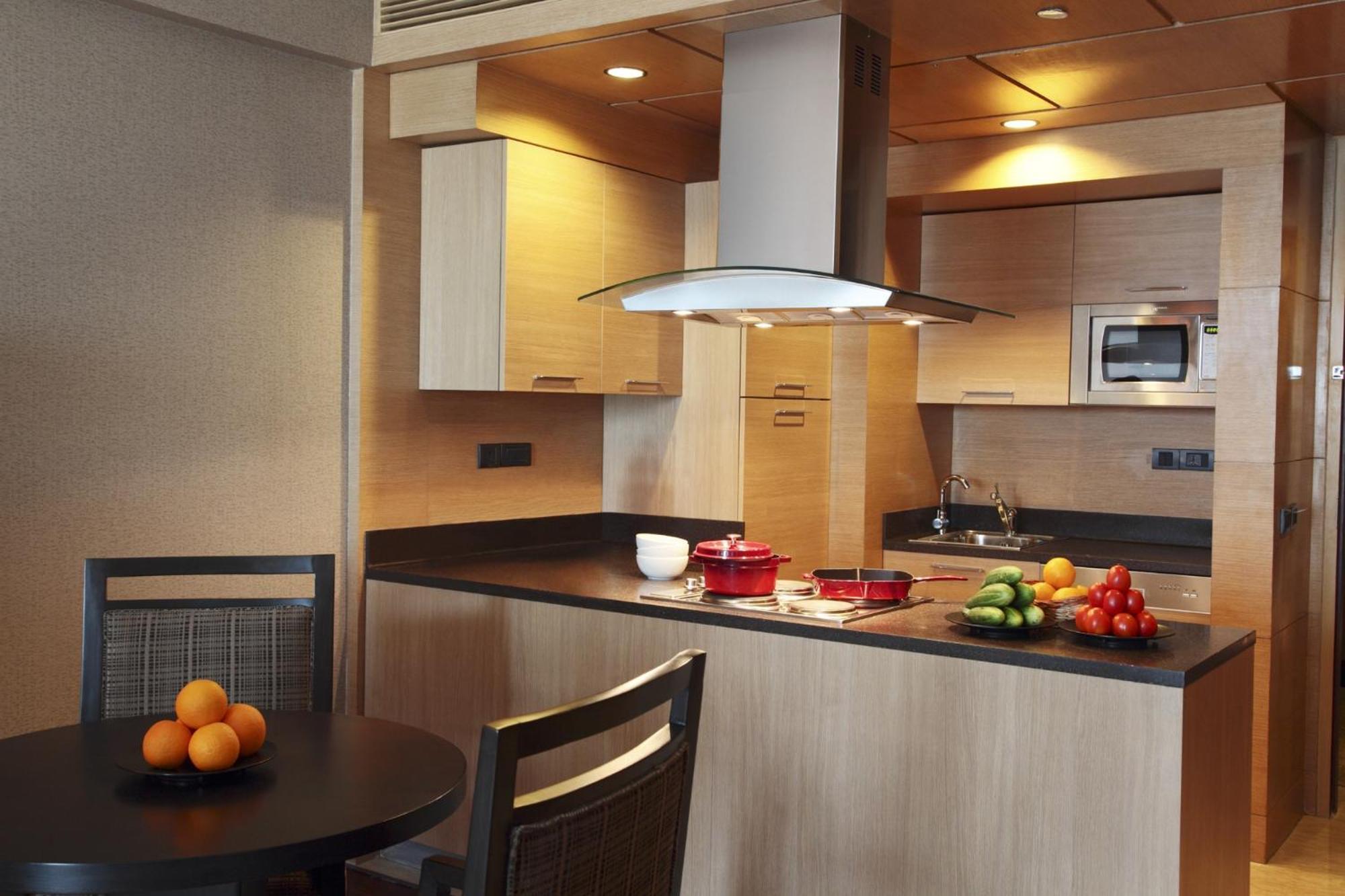 The Leela Ambience Gurugram Hotel & Residences - The Luxury Urban Sanctuary Gurgaon Eksteriør bilde A modern kitchen
