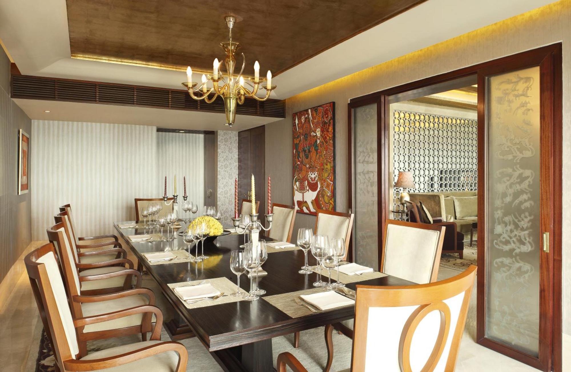 The Leela Ambience Gurugram Hotel & Residences - The Luxury Urban Sanctuary Gurgaon Eksteriør bilde A dining room
