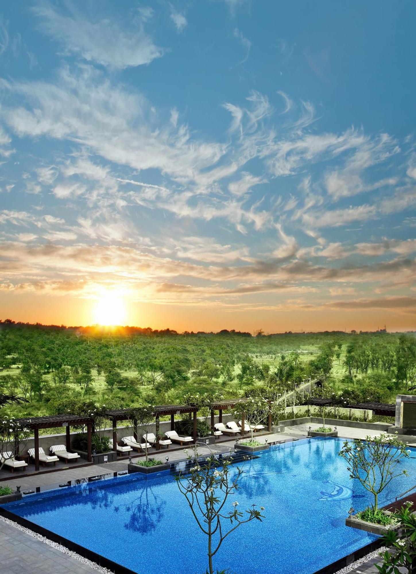 The Leela Ambience Gurugram Hotel & Residences - The Luxury Urban Sanctuary Gurgaon Eksteriør bilde Sunset at the vineyard