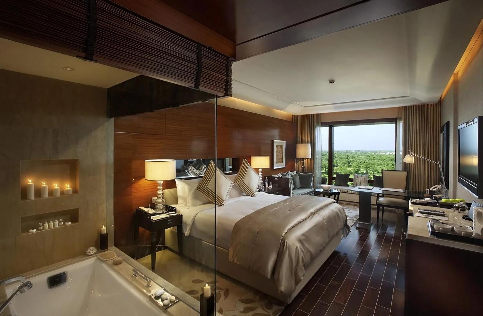 The Leela Ambience Gurugram Hotel & Residences - The Luxury Urban Sanctuary Gurgaon Eksteriør bilde A suite at the Taj Bengal