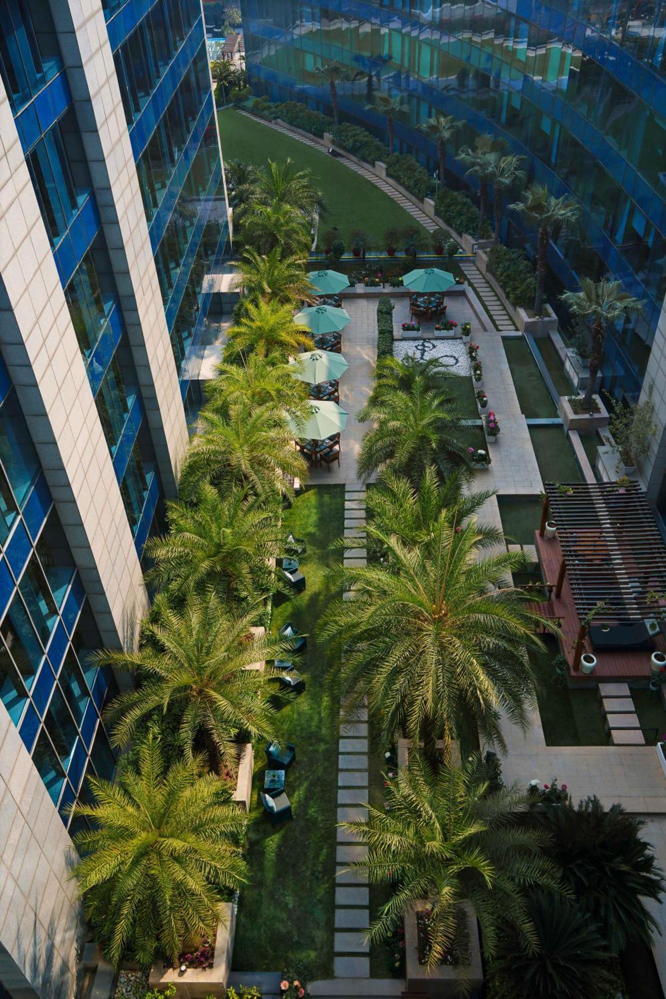 The Leela Ambience Gurugram Hotel & Residences - The Luxury Urban Sanctuary Gurgaon Eksteriør bilde The courtyard of the hotel