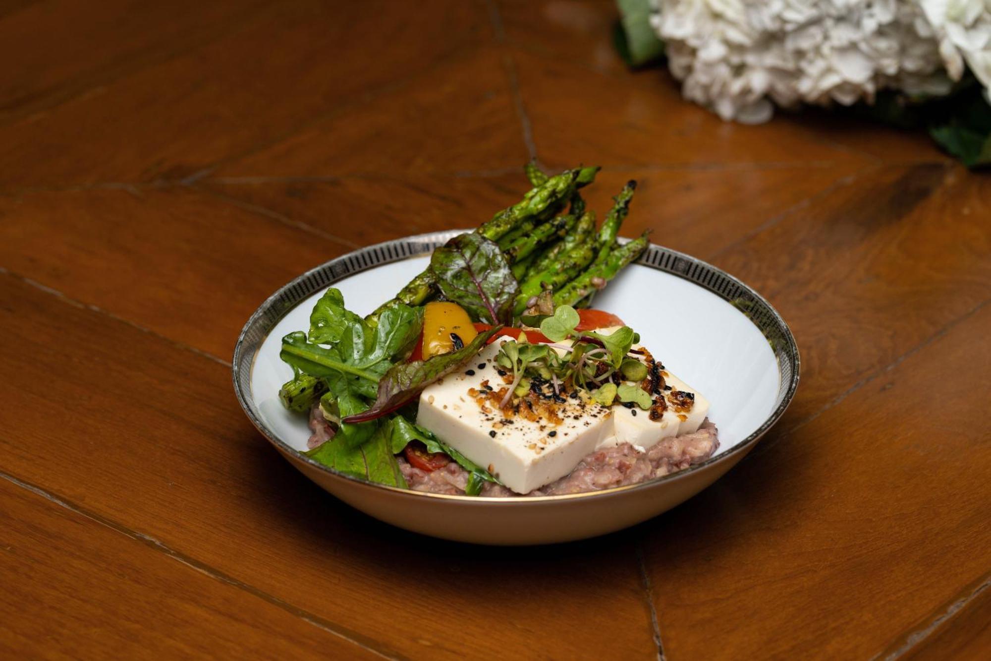 The Leela Ambience Gurugram Hotel & Residences - The Luxury Urban Sanctuary Gurgaon Eksteriør bilde A salad with tofu