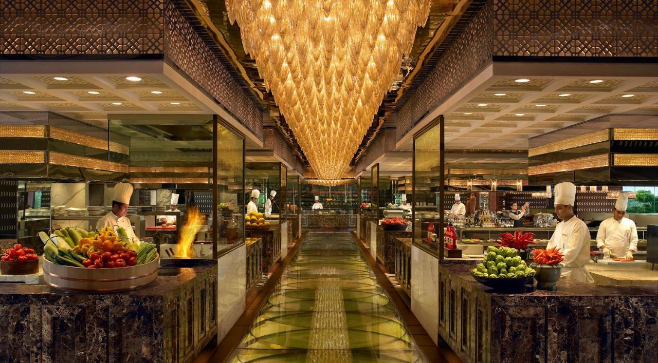 The Leela Ambience Gurugram Hotel & Residences - The Luxury Urban Sanctuary Gurgaon Eksteriør bilde The Live Kitche